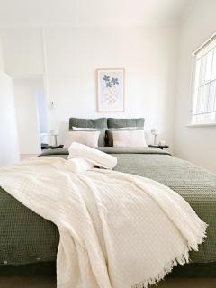 Penthouse Spot - Sleep 8 - Free Parking - 4km CBD - 6