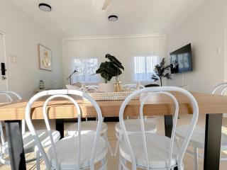 Penthouse Spot - Sleep 8 - Free Parking - 4km CBD - 3