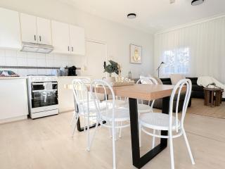 Penthouse Spot - Sleep 8 - Free Parking - 4km CBD - 2