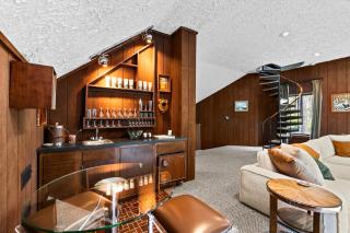 70s Retro Escape Hot Tub, Sauna & Arcade Games - 6