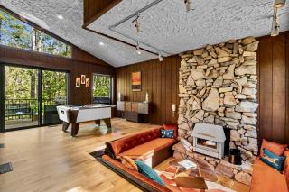 70s Retro Escape Hot Tub, Sauna & Arcade Games - 8