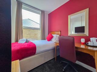 Hullywood rooms with shared kitchen facilities - 1