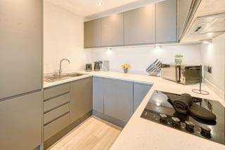 Relax in Style at our Cosy & Modern 2-Bed Flat - 5