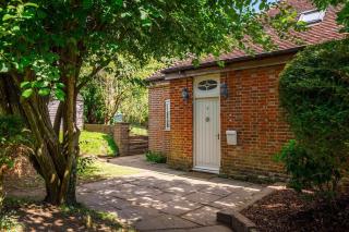 Courtyard Cottage, Pulborough - 9