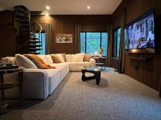 70s Retro Escape Hot Tub, Sauna & Arcade Games - 9