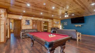 Dolly's Lodge by AvantStay Sleeps 28 - Luxe Smokies Cabin Game Room Hot Tub Views Near Attractions - 8