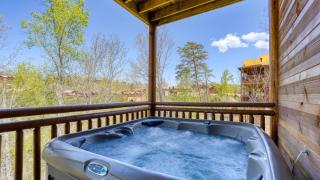 Dolly's Lodge by AvantStay Sleeps 28 - Luxe Smokies Cabin Game Room Hot Tub Views Near Attractions - 7