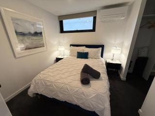 Midnight Luxe 2BR 2Bath Apartment 507 in the heart of Braddon L5 Views Pool Sauna Gym Wifi - 8