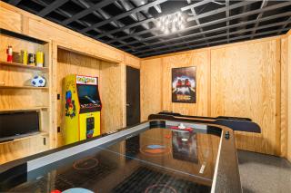 70s Retro Escape Hot Tub, Sauna & Arcade Games - 7