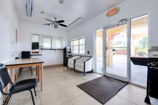 Capital O Deluxe Inn Channelview Houston I-10 - 3