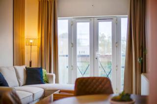 Pass the Keys Stylish and Modern Flat with Free Parking - 1