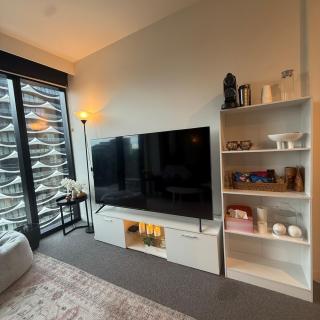 Stylish Docklands Haven - 7