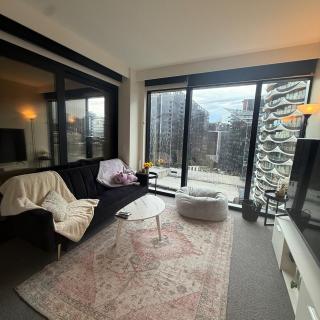 Stylish Docklands Haven - 5