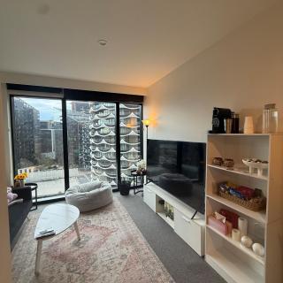 Stylish Docklands Haven - 4