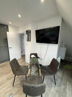 Tranquil 2BD in Hendon - 2