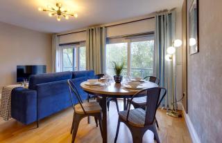 Pass the Keys Stylish Riverside Apartment with Free Parking - 7