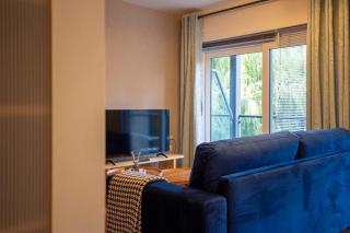 Pass the Keys Stylish Riverside Apartment with Free Parking - 4