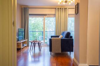 Pass the Keys Stylish Riverside Apartment with Free Parking - 1