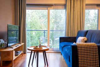 Pass the Keys Stylish Riverside Apartment with Free Parking - 3