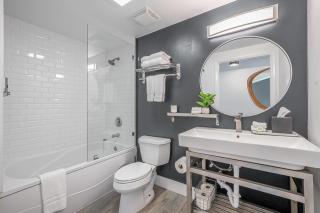 Spacious Connecting Studios Sleeps 4 with 2 Parking Spots - 6