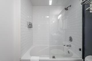 Spacious Connecting Studios Sleeps 4 with 2 Parking Spots - 4