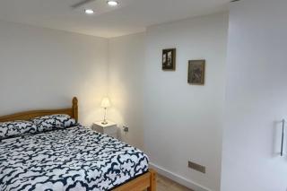 4 Bed House - Sleeps 10 - Pets - Parking - Wifi - 4