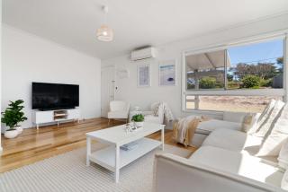 The Coastal Cottage - 2min Beach Rockpools, Pier - 5