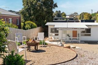 The Coastal Cottage - 2min Beach Rockpools, Pier - 0