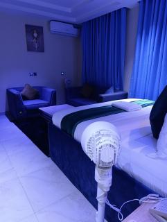 TONELZ HOTEL AND Suites - 4