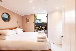 Modern Kew Bridge Houseboat - 9