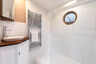 Modern Kew Bridge Houseboat - 8