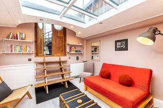 Modern Kew Bridge Houseboat - 1