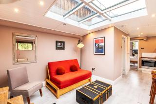 Modern Kew Bridge Houseboat - 0