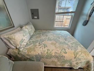 Seahorse - Tiny Home 1.2 Mi, 2 Beach Kitchen W & D Queen Bed - 7