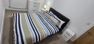 Modern 1-Bedroom Flat in SE18 10 mins to O2 - 9