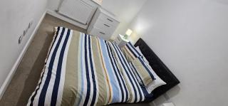 Modern 1-Bedroom Flat in SE18 10 mins to O2 - 6