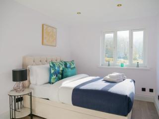 Stylish Retreat for Your Short Getaway - London - 7