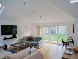 Charming Oasis with Garden - 9