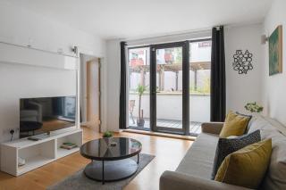 A modern two bedroom flat with private parking - 8