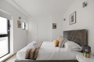 A modern two bedroom flat with private parking - 6