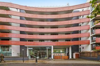 A modern two bedroom flat with private parking - 5