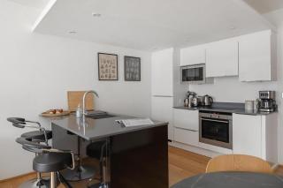 A modern two bedroom flat with private parking - 7
