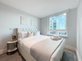 Luxury Riverside Retreat with Stunning Views - 7