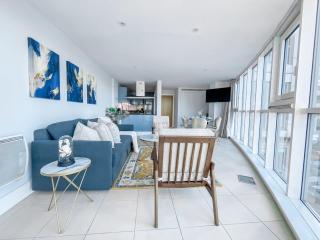 Luxury Riverside Retreat with Stunning Views - 4