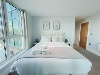 Luxury Riverside Retreat with Stunning Views - 1