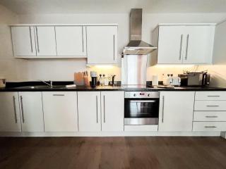 Stylish Urban Sanctuary with Parking - 8