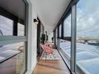 Stylish Urban Sanctuary with Parking - 5