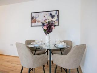 Stylish 2 bed apartment with large terrace - 8