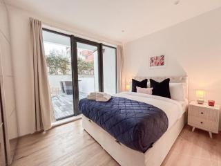 Stylish 2 bed apartment with large terrace - 6
