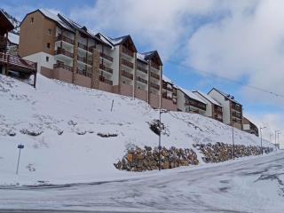 Appartement T2 avec terrasse, proche des pistes, piscine couverte, salle de fitness et services inclus - FR-1-404-305 - 4